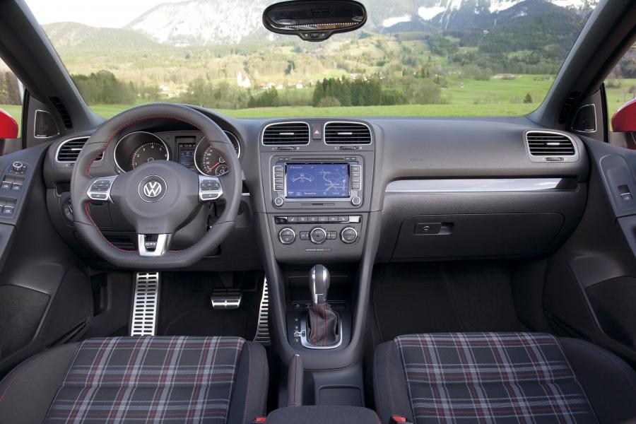  Volkswagen Golf GTi Cabrio 2012 года  (фото 22 из 61)